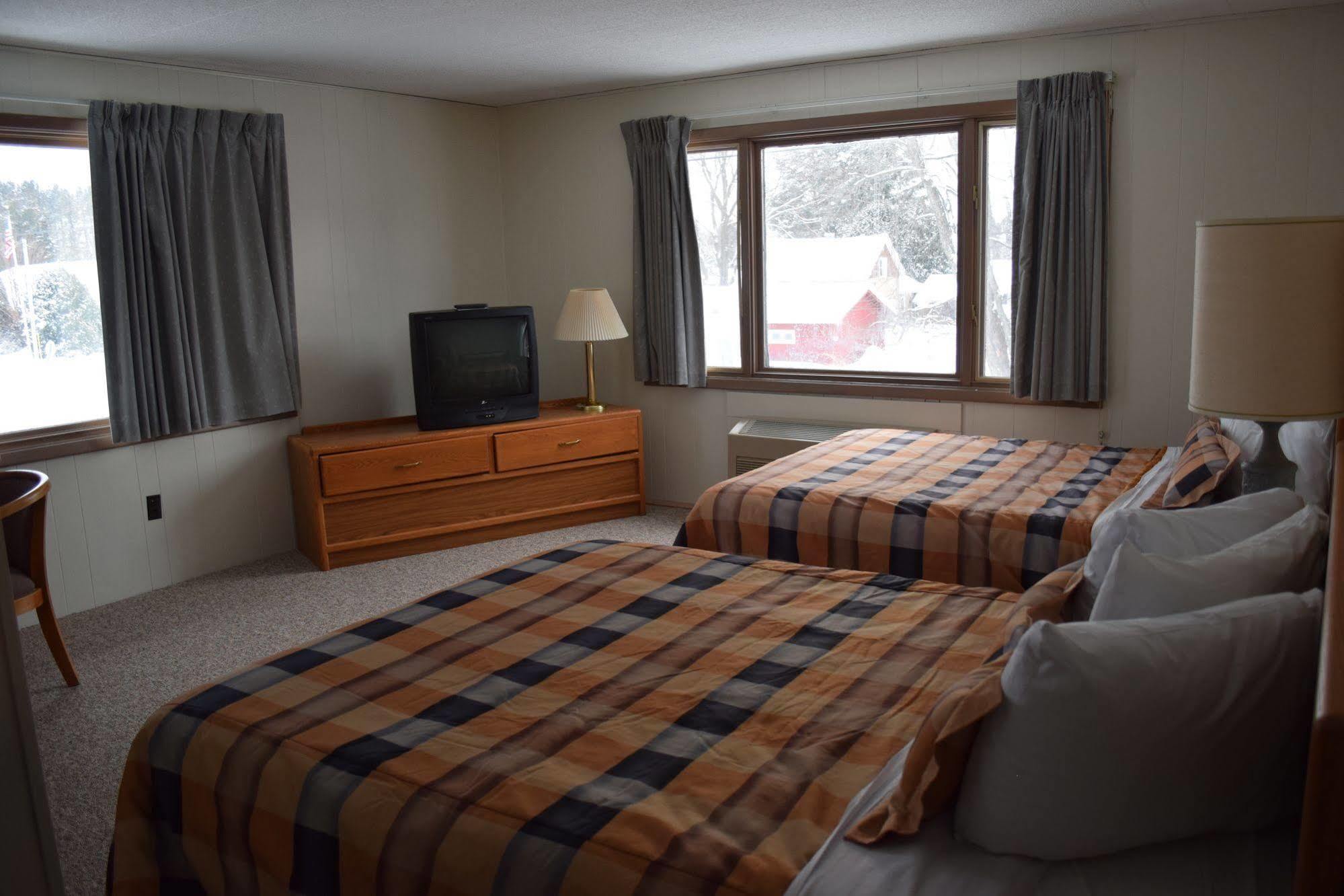 Oneida Village Inn Three Lakes Екстериор снимка